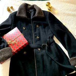 A cute buttoned up,black, thick winter winter coat. Perfect for cold nights❄️🌨️